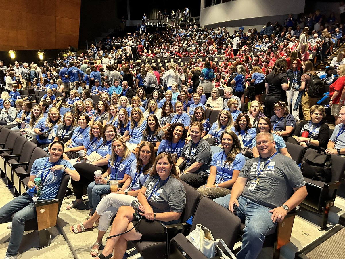 MsColleenConway's tweet photo. Welcome back, Sarah Adams Staff! Front  row and looking fantastic! #BetterTogether95 #BulldogBest #Empower95 🐾💙 https://t.co/nYAZ2cOv3w