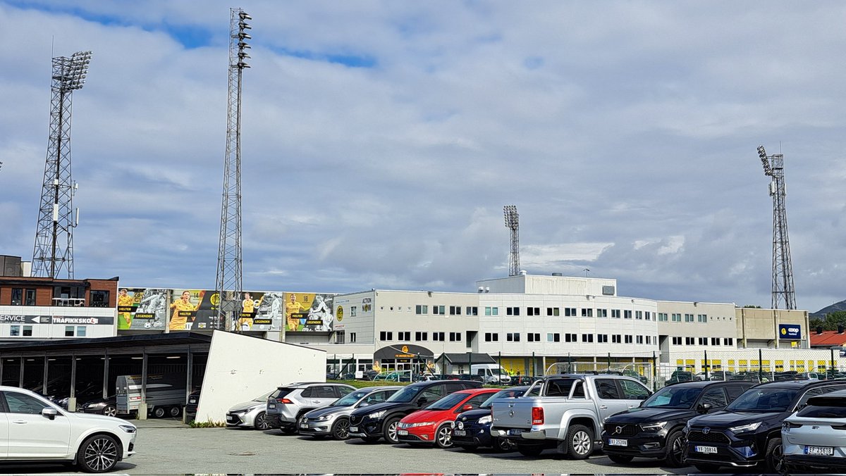 jerzykulakowski's tweet image. Straszyli mnie deszczem i wiatrem, tu słonecznie i ciepło. Wtorek ma być jeszcze przyjemniejszy. Mecz @Jagiellonia1920 na stadionie @Glimt odbędzie się w znakomitych warunkach. Live oczywiście w @radiobialystok 😊