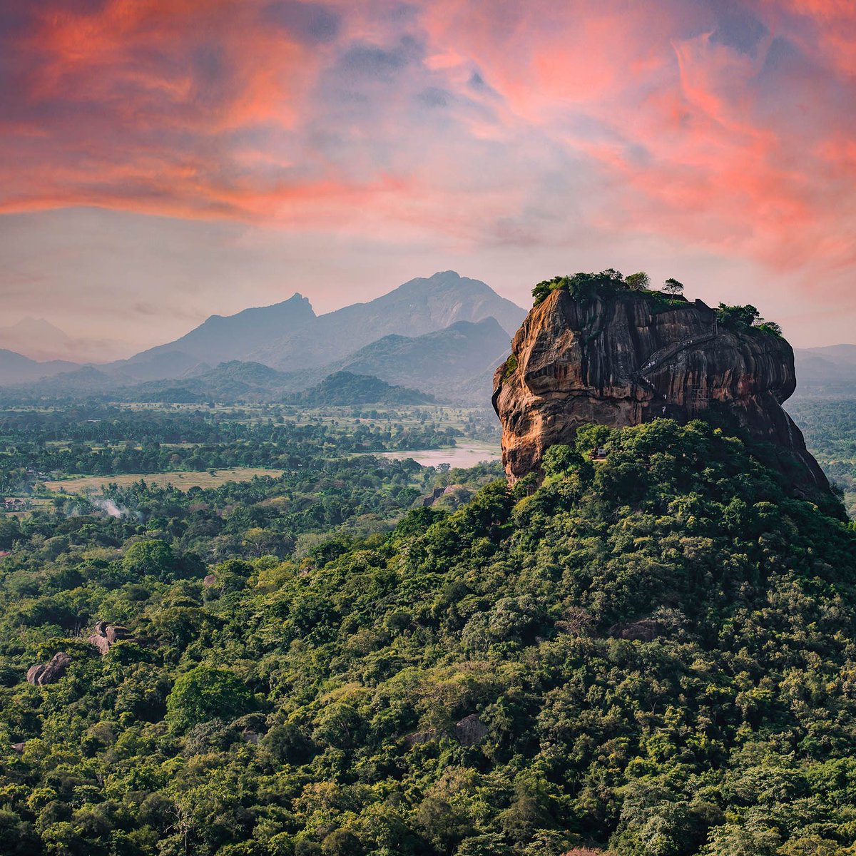 WDDAAPI's tweet image. #SouthAsianHeritageMonth Spotlight: Sri Lanka 🇱🇰
The "Pearl of the Indian Ocean," a land of rich history and vibrant culture. From ancient temples to lush tea plantations, this island nation blends tradition with modern creativity