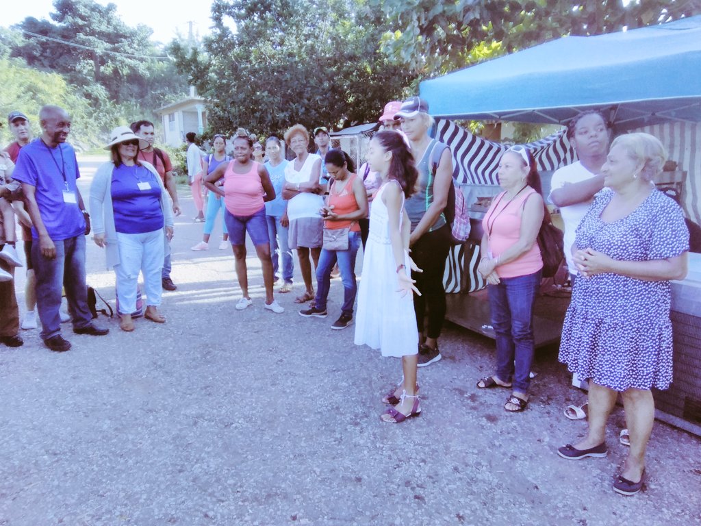 EJuvenilTrabajo's tweet photo. #Cuba. Maravilloso recibimiento a los artistas del CAIM de Escambray en la Comunidad de la República, Consejo Popular Boniato de Santiago de Cuba, en homenaje al natalicio 98 de #FidelPorSiempre.
#ModoVerano
#SiempreSantiago
#CubaEsCultura https://t.co/cn8UKcdfM6