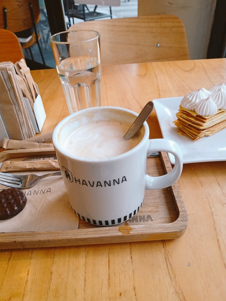 kasemag's tweet photo. La recompensa por madrugar, ir a clases y hacerme análisis ☺️☕🍰
#Havanna #Morning #BuenDia https://t.co/1r4Q7UE1M4