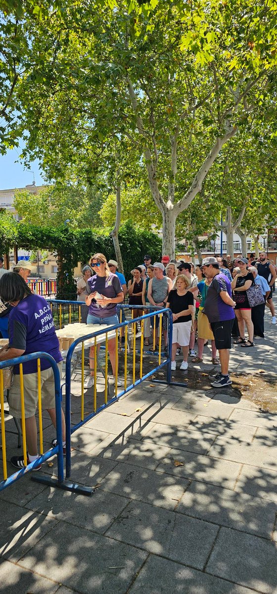 Este mediodía no hemos dudado en asistir al reparto de comida que ha organizado la <a href="/adcr_lemans/">ADCR Lemans</a> 

¡No podía estar más rico el arroz con conejo!

Le agradecemos el recibimiento a este peña y le deseamos unas felices y divertidas fiestas patronales.