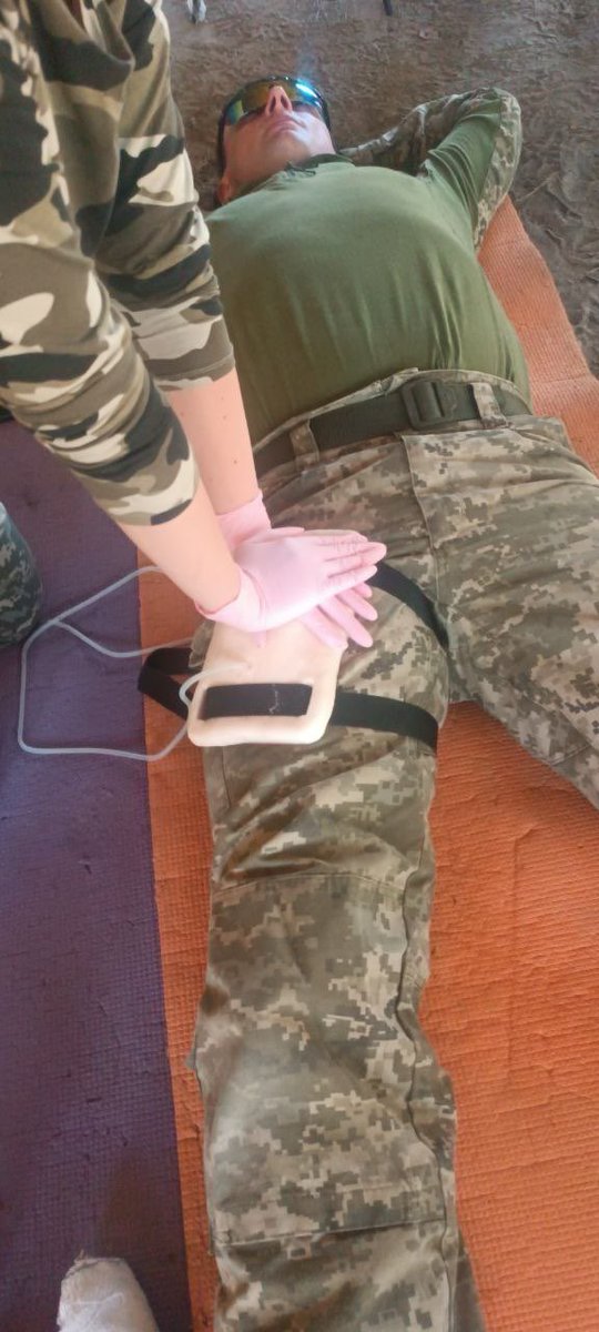 bluelightswede1's tweet photo. @Anders_Lindberg donerade 24st stop bleed övningskit. Fungerar utmärkt hälsar de från #ukraina #stopbleed #ukraine https://t.co/whxw5hyYpR