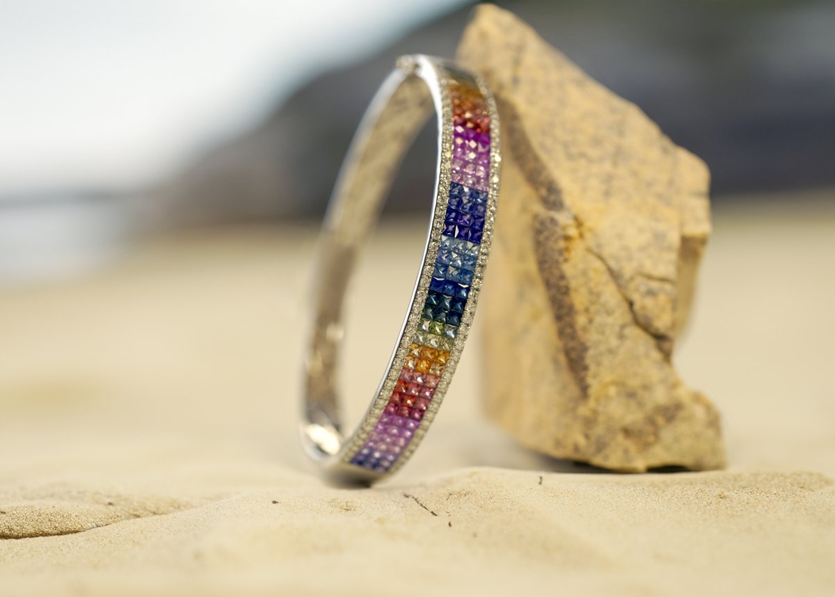 rudells's tweet image. Summer is still here! ☀️ Celebrate the season's vibrant colours with our gorgeous Rainbow Sapphire &amp;amp; Diamond Bangle! 🌈✨

Find it here rudells.com/18ct-white-gol…

#SummerJewellery #Bangle #Sunshine #Rainbow #SapphireBangle
