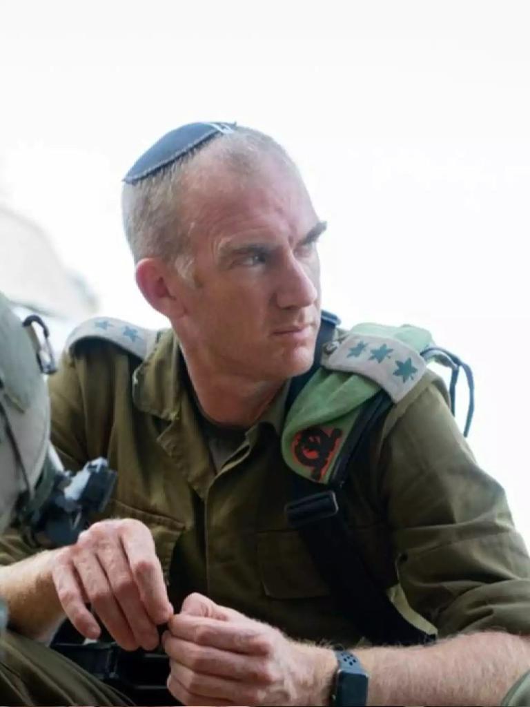 pozailov1's tweet photo. בעוד הממשלה מנסה שנים רבות להקים ישובים חדשים בנגב, בהליך בזק אושר ישוב ובעוד שבועיים יעלה על הקרקע. יקרא על שמו של מח"ט הנחל שנהרג בשבעה באוקטובר, אל"מ יהונתן שטיינברג.  המיקום: 2 ק״מ צפונית לערד, יגורו בו 20 משפחות מתנועת השומר החדש עם עשרות ילדייהן. המתחם אושר אתמול בוועדה המקומית כמוסד חינוכי / כפר סטודנטים. 
עירית ערד מכשירה את דרך הגישה ואת התשתיות ותנועת השומר החדש גייסה תרומה של מליוני שקלים לרכישת מבנים יבילים שיוצבו באתר בשבועות הקרובים 
המשפחות רשמו מעל 50 ילדים למוסדות החינוך בערד, ויעלו לקרקע לקראת ה1.9 ופתיחת שנת הלימודים. נקודת ההתיישבות בלב בקעת ערד, מסלול של חוליות גנבים, כחלק מהמהלך לשמירה על קרקעות הנגב. תנועת השומר החדש מתכוונת גם לפעול בחקלאות ורעיית צאן סביב השכונה החדשה.