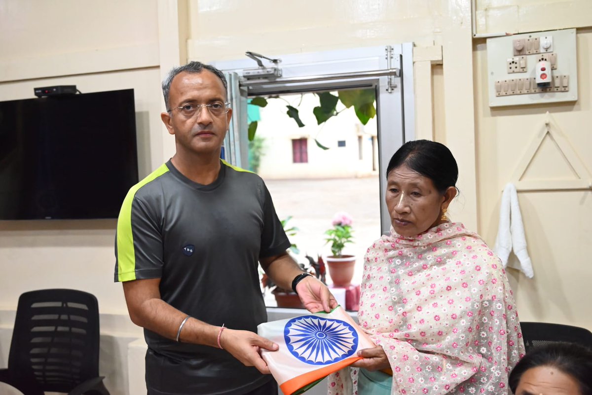 143bncrpf's tweet image. 143 Bn CRPF has distributed 100 No&apos;s National Flags to the resident of Lamphelpat, Imphal area to hoist flags on 15th August 2024 to promote National Unity and Pride