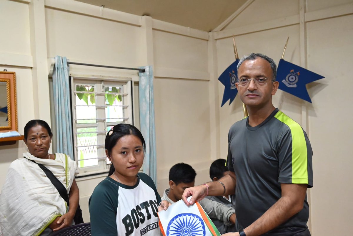 143bncrpf's tweet image. 143 Bn CRPF has distributed 100 No&apos;s National Flags to the resident of Lamphelpat, Imphal area to hoist flags on 15th August 2024 to promote National Unity and Pride
