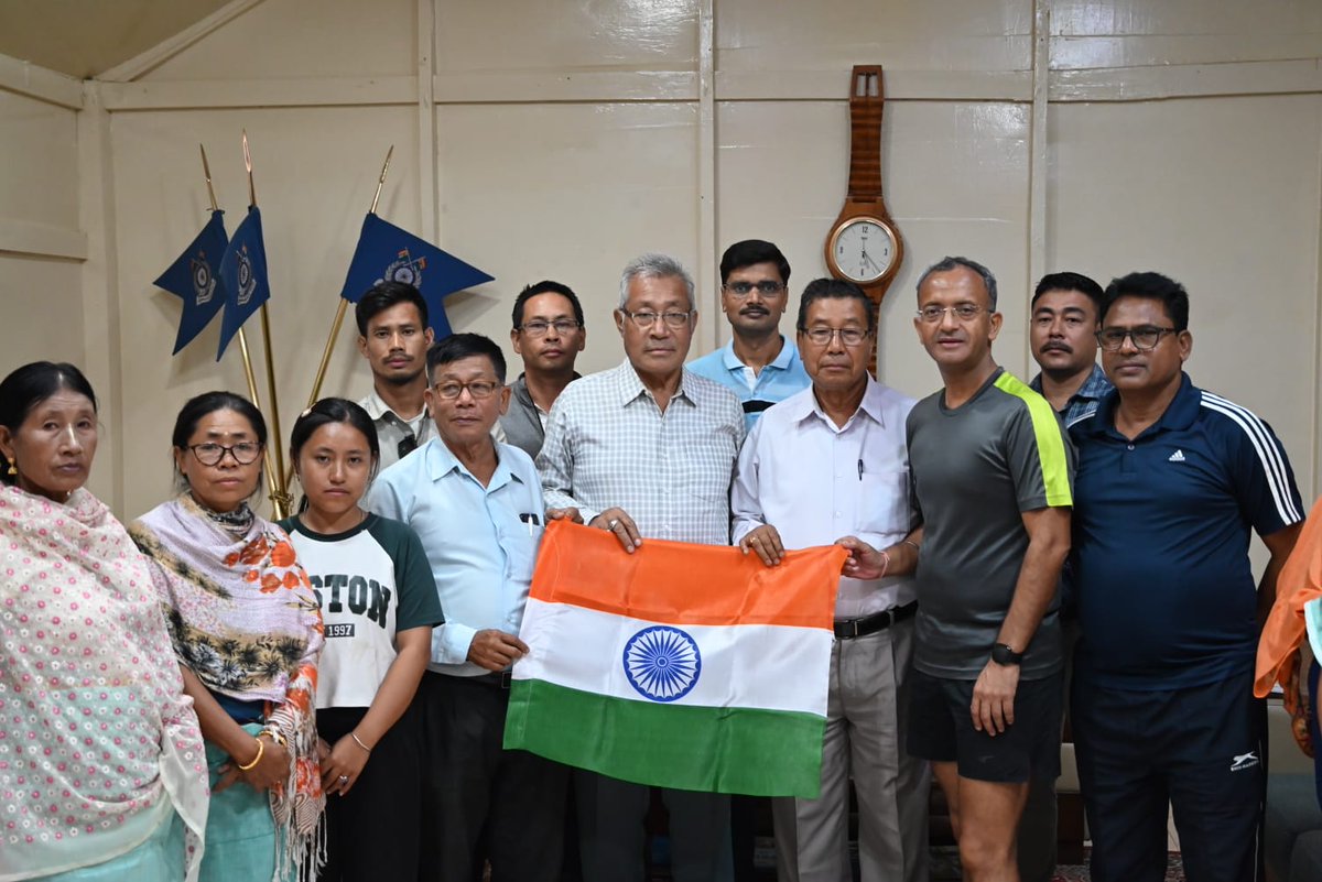 143bncrpf's tweet image. 143 Bn CRPF has distributed 100 No&apos;s National Flags to the resident of Lamphelpat, Imphal area to hoist flags on 15th August 2024 to promote National Unity and Pride