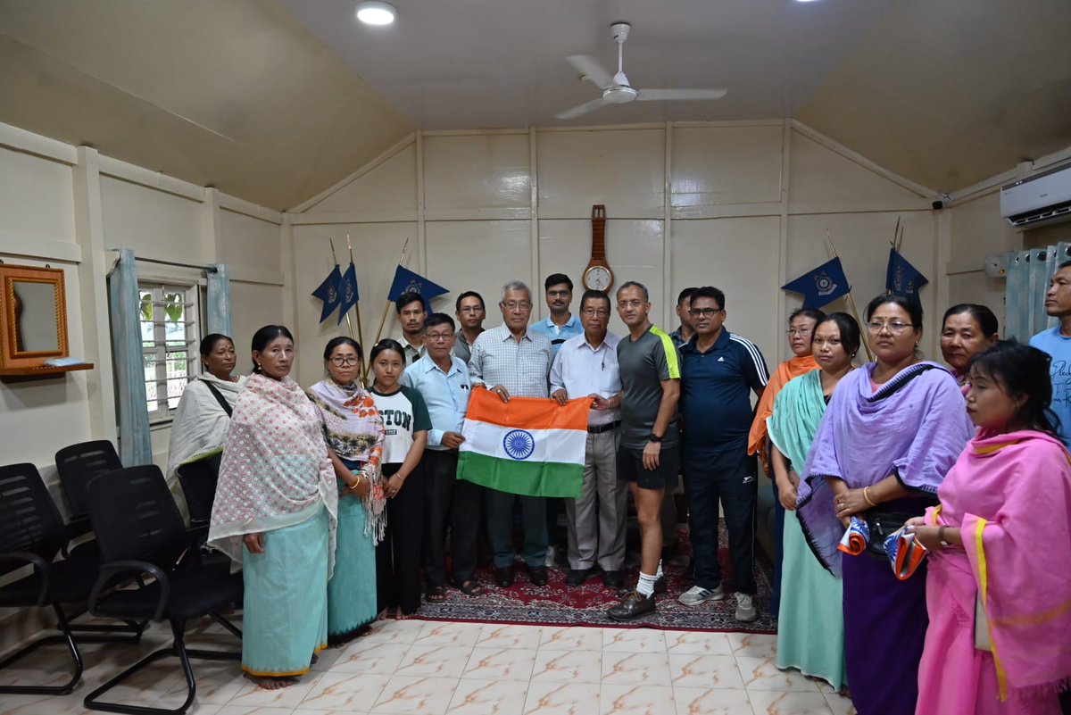 143bncrpf's tweet image. 143 Bn CRPF has distributed 100 No&apos;s National Flags to the resident of Lamphelpat, Imphal area to hoist flags on 15th August 2024 to promote National Unity and Pride