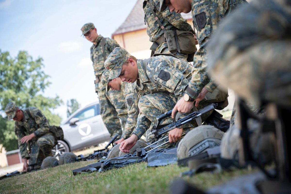 1968Ger's tweet image. Die neuen Militärmusiker sind vergangene Woche eingerückt und absolvieren gerade die ersten Schritte als Soldaten. Exerzier-, Waffen- und Schießdienst, Körperausbildung etc. prägen derzeit den Alltag. 
Das Militärkommando OÖ begrüßt die Musiker sehr herzlich!!! #Bundesheer