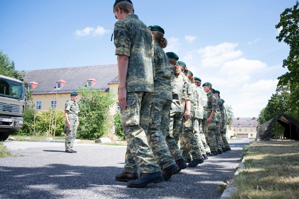 1968Ger's tweet image. Die neuen Militärmusiker sind vergangene Woche eingerückt und absolvieren gerade die ersten Schritte als Soldaten. Exerzier-, Waffen- und Schießdienst, Körperausbildung etc. prägen derzeit den Alltag. 
Das Militärkommando OÖ begrüßt die Musiker sehr herzlich!!! #Bundesheer