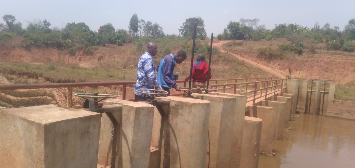 CommuneRutegama's tweet photo. Musitanteri @CommuneRutegama yagendeye mu kiyaya c'uruzi Mubarazi ahasanzwe hubatswe urugomero rufasha mukuhira imirima itegwa muri ico kiyaya. Ariko imvura yahiteye ikaba yarahatswe kunonona urugomero.@MuramvyaProv
@MininterInfosBi https://t.co/cYUoHM51xt