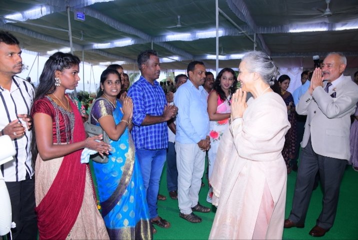 MediaRN_ANI's tweet photo. #78th_IndependenceDay
#NewAndamans
@Admiral_DKJoshi alongwith Smt. Chitra Joshi #HFLANI hosted a Pre-Independence Day #At_Home function for the Staffs and their Family members at #RajNiwas today.
@rashtrapatibhvn https://t.co/b7IqUJvUJo
