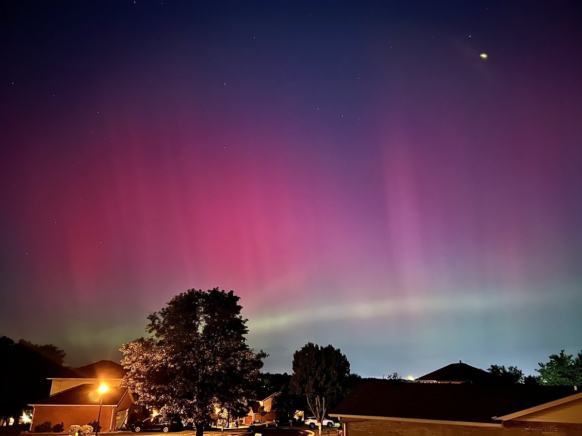 suchetana01's tweet photo. Around 2:20 am tonight in Cincinnati, Ohio, we witnessed #AuroraBorealis (#NorthernLights) from our backyard. A much awaited #celestialphenomenon that we finally experienced with own eyes!
We also witnessed #MeteorShower but couldn’t capture.
#auroras #aurora #nature https://t.co/KlXT9kjlk4