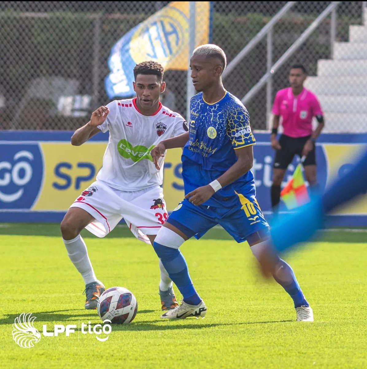Cancha de Parita - Herrera, desde el 2015 la vienen construyendo, hoy juega la comunidad y la Liga Panameña de Fútbol ( momentáneamente hasta que los Milagros este listo). Aún tiene algunos detalles que pueden y se van corregir.