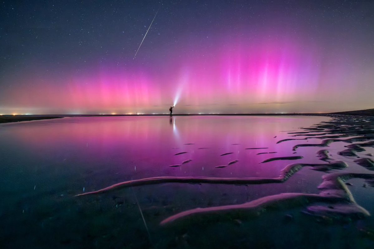Wow! What an amazing night! Northern lights and Perseids!

#aurora #northernlights #Perseids  

<a href="/TamithaSkov/">Dr. Tamitha Skov</a> <a href="/helgavanleur/">Helga van Leur ☀</a>