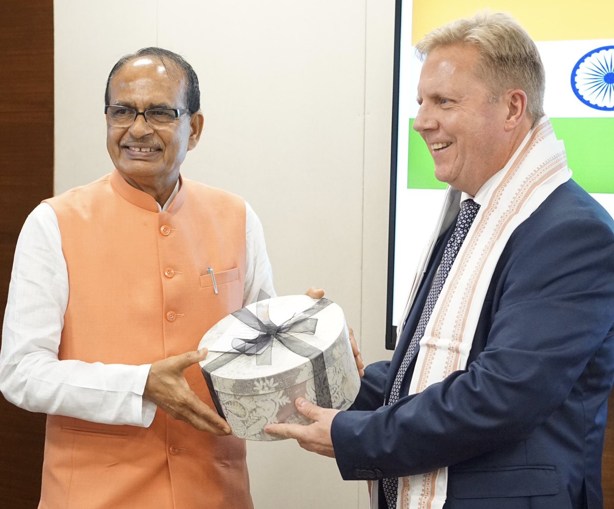 toddmcclaymp's tweet photo. Today I meet with Minister for Agriculture and Farmers Welfare, @ChouhanShivraj 

It was a pleasure hearing about your aspirations for India’s agriculture sector and discussing the many ways we can work closely together to advance both countries food and fibre sectors. https://t.co/Sn17yxfNMt