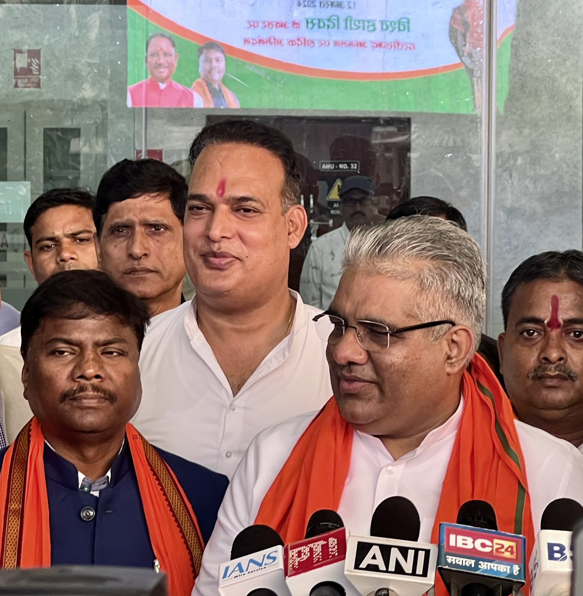 ShrivasGouri's tweet photo. केंद्रीय पर्यावरण वन जलवायु परिवर्तन मंत्री श्री भूपेन्द्र यादव जी @byadavbjp के छत्तीसगढ़ आगमन पर विमानतल में भाजपा छत्तीसगढ़ द्वारा ज़ोरदार स्वागत किया गया! @AmitShah @blsanthosh @ajayjamwalbjp @NitinNabin @vishnudsai @OPChoudhary_Ind @KiranDeoBJP @PawanSaiBJP https://t.co/ceaByWqDhh
