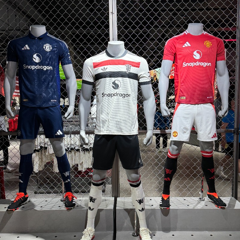ManUtd's tweet photo. Lighting up the Megastore 🌟

#MUFC || #adidasFootball