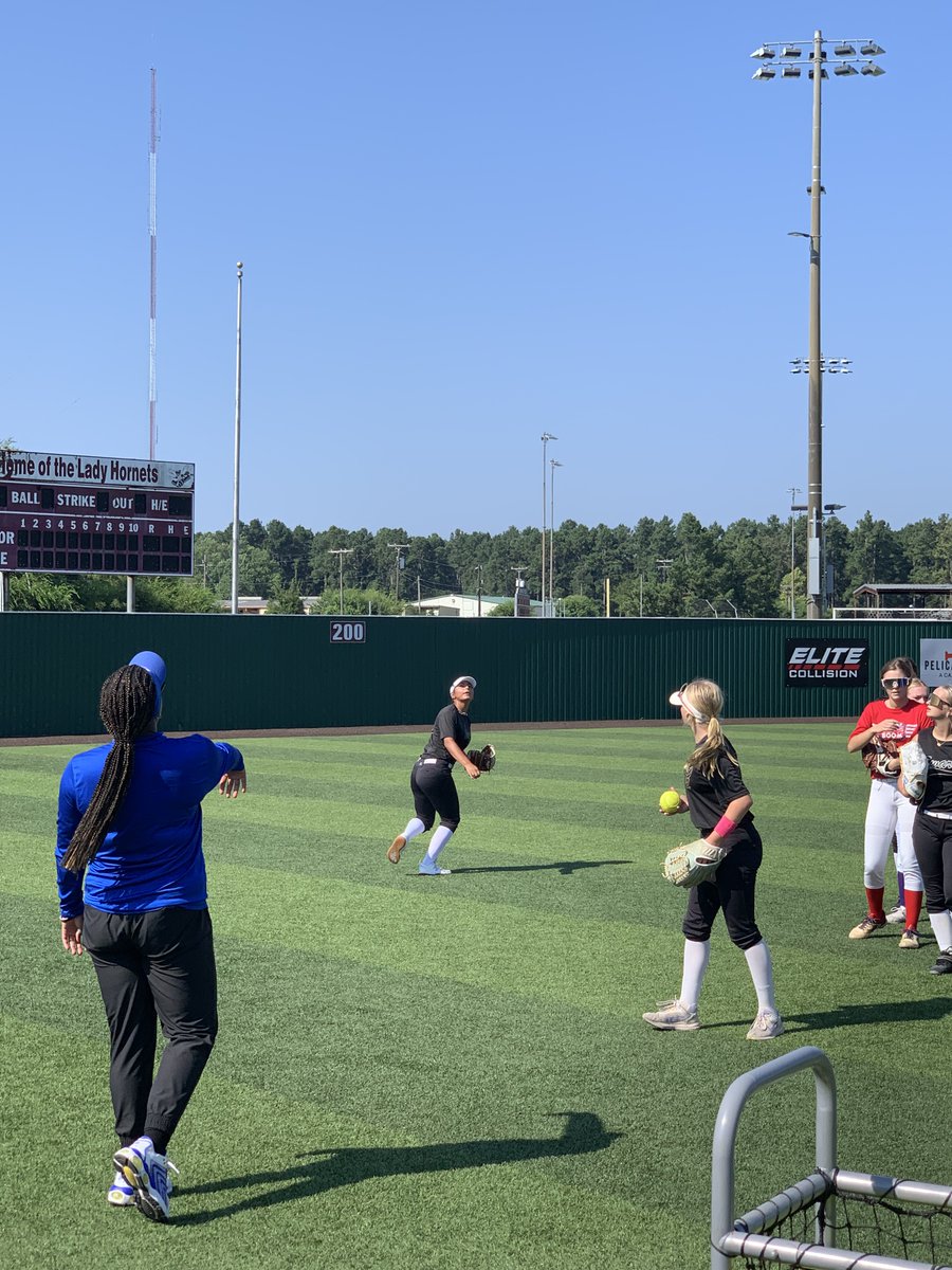 SwarmGold_G's tweet photo. The girls had a camp this weekend in Lufkin, marking our last camp of the summer season. Thank you to the coaches for taking the time out of your day to come and watch us. 
@ACRunnersSB @CoyotesDen @sfa_softball
@ETBU_Softball @KilgoreSoftball @LETUSoftball 
#SwarmOn https://t.co/mWdK1uiQMm