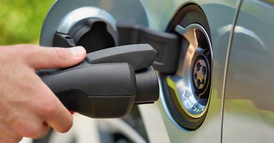 Flink wat Nederlanders die deze zomermaanden hun elektrische auto opladen in het buitenland worden getrakteerd op torenhoge laadkosten. Hoewel de stroomprijs per kilowattuur meevalt, maken vooral de blokkeertarieven het laden duur. knac.nl/elektrische-ri…