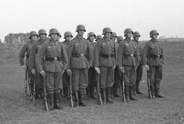 nschniederjann's tweet photo. Oft wird der Bundeswehr vorgeworfen, sich nicht genug mit ihrer Geschichte auseindergesetzt zu haben.

Das ändert sich jetzt: Ab sofort will die Bundeswehr nicht nur Wehrmachts-, sondern auch SS- und NSDAP-Mitglieder würdigen 💣

Maximilian Krah freut sich! https://t.co/iocEfWCep6
