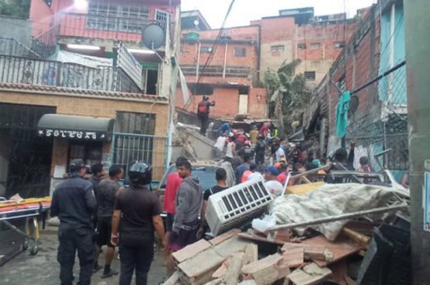 Lamentamos lo ocurrido hoy en Petare, en la comunidad de Barrio Unión sector La Planada de nuestro Municipio Sucre. Donde se derrumbó una vivienda multifamiliar de tres niveles, por escape de gas y explosión de cilindro. 

Los heridos fueron trasladados a un centro de salud.