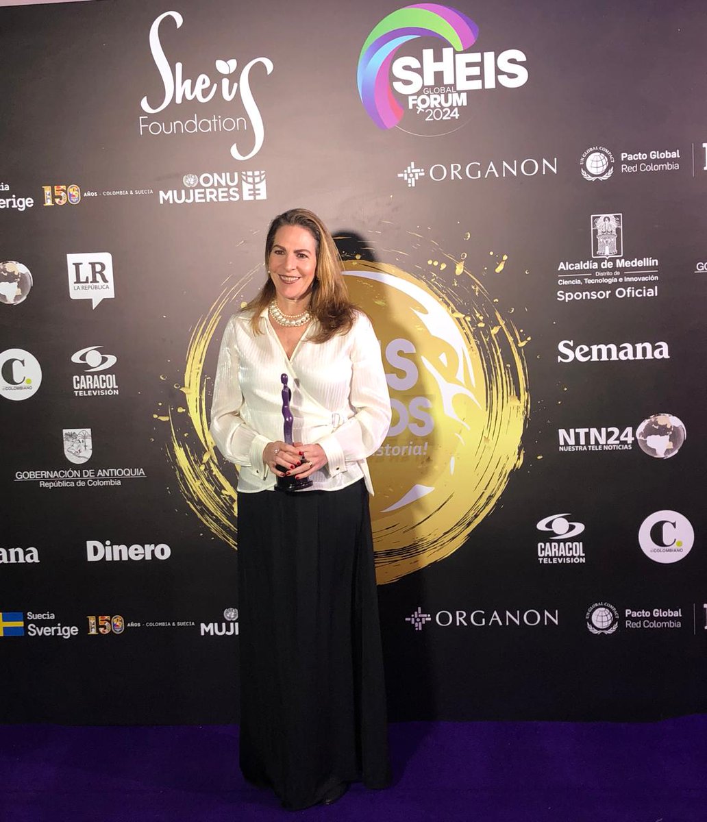 FundacionWWBCol's tweet photo. ¡Estamos de celebración en la Fundación WWB Colombia! 🎉

Daniela Konietzko (@dkonietzkoc), nuestra presidenta, fue reconocida como la ‘Mujer del Año en Finanzas’ durante los She Is Global Awards en Medellín, el evento más importante de Latinoamérica sobre equidad de género. Este galardón reconoce su incansable trabajo y el de la Fundación para cerrar brechas de desigualdad en Colombia y promover la inclusión financiera de las mujeres.
