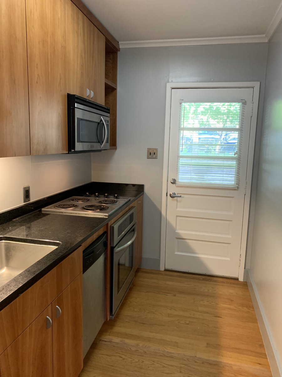 dtrdigs's tweet photo. Great rental in the Village District. Available now.  $1300/mo. https://t.co/dnbJQwyJ45 https://t.co/JtEFmtHnbZ