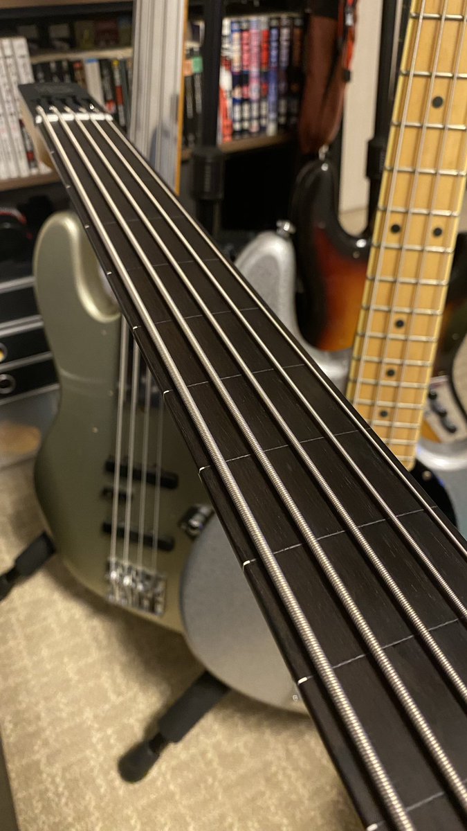 abeyukiya_doom's tweet photo. なかなか五弦に慣れないな〜
弾いてる時間が少なすぎるのが原因なのはわかっているのだが
#plusnil #フレットレス https://t.co/pxmJPFIxFS