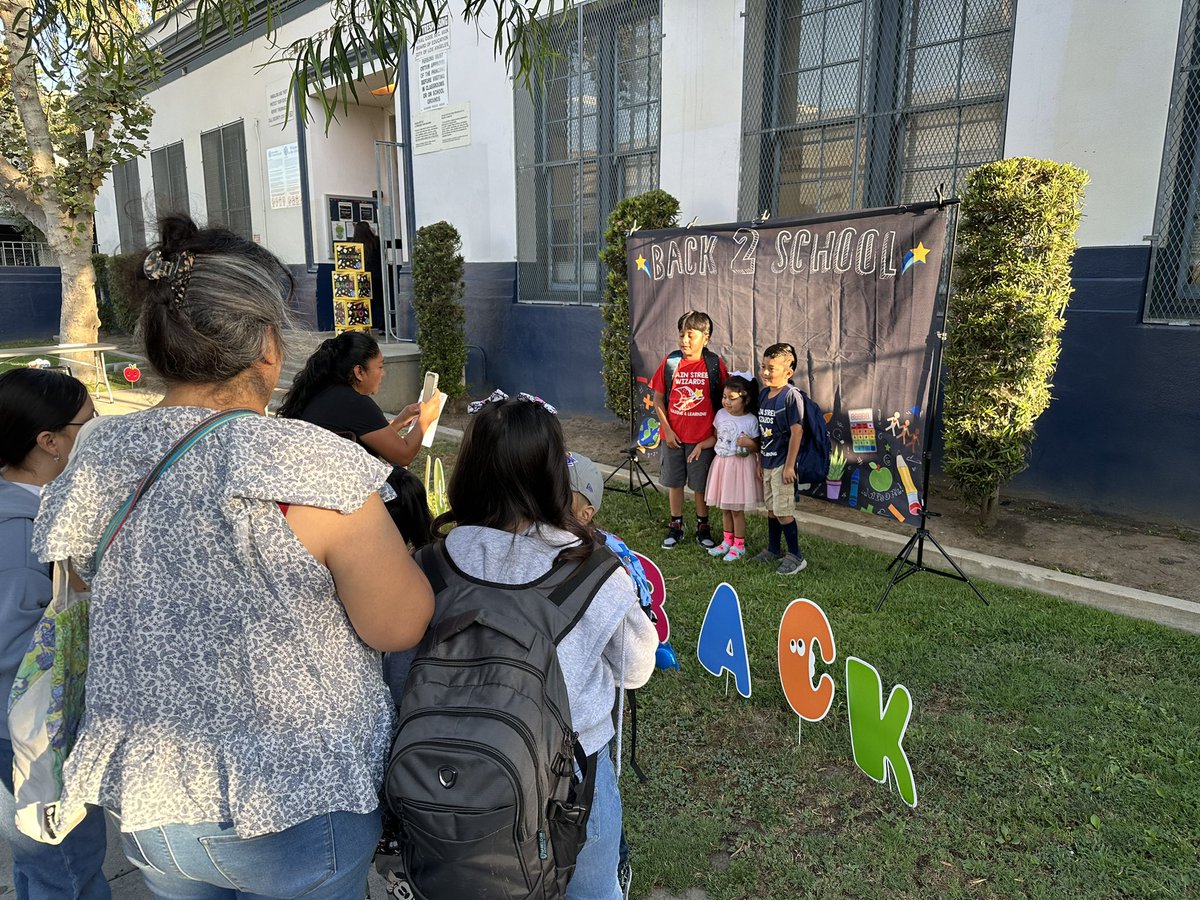 parkercollinstv's tweet photo. First day of school @LASchools and @LAUSDSup is greeting elementary students. https://t.co/EUnfAdH7VN