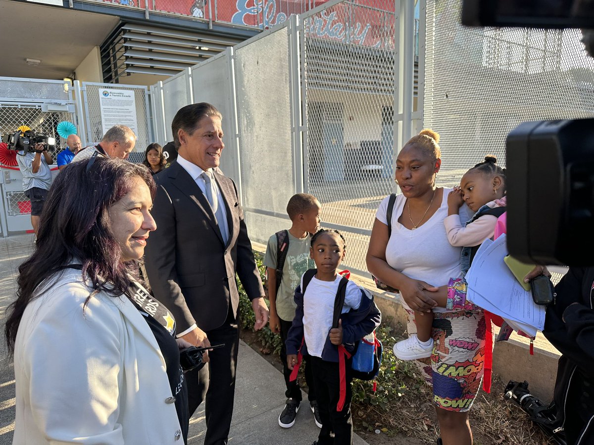 parkercollinstv's tweet photo. First day of school @LASchools and @LAUSDSup is greeting elementary students. https://t.co/EUnfAdH7VN