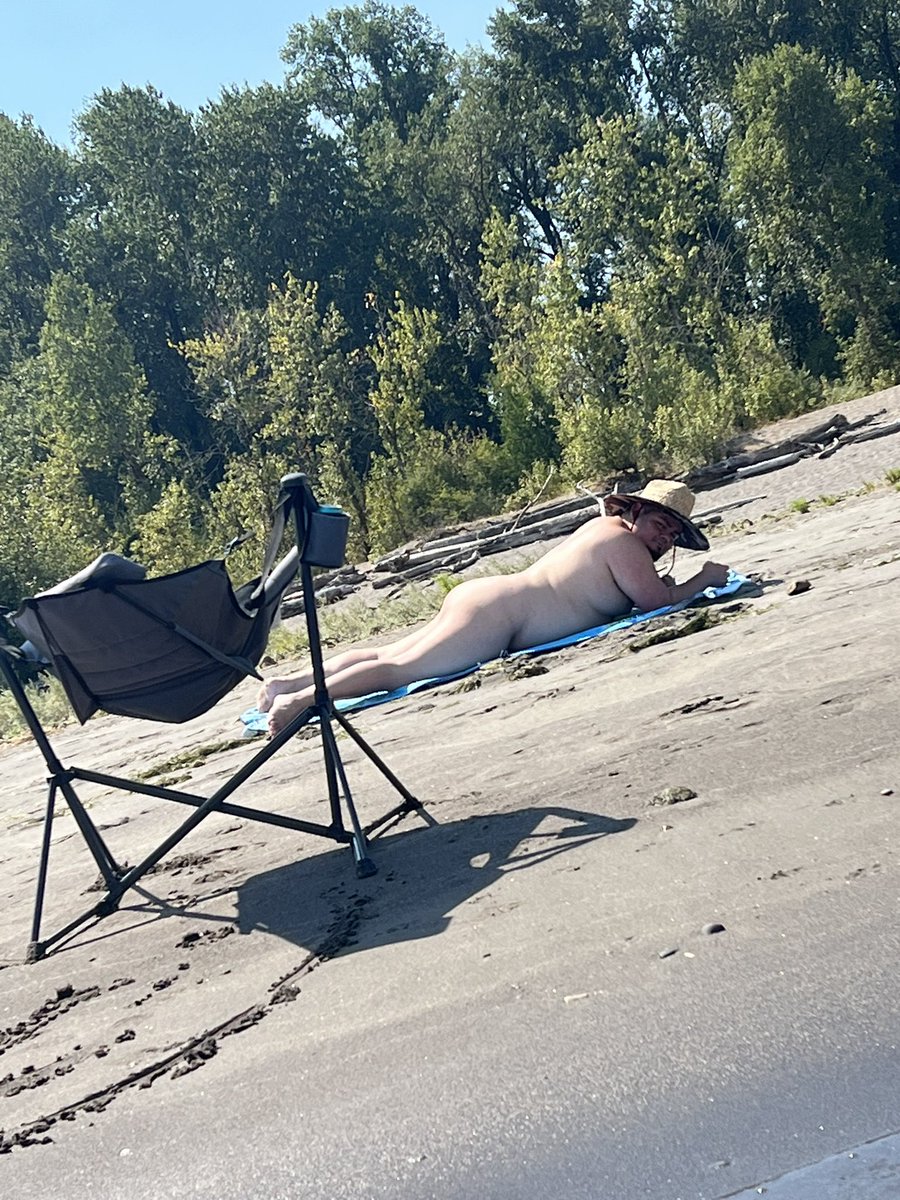 freddycubby's tweet photo. Gotta get sun on these buns! https://t.co/Gd5i6h8qsR