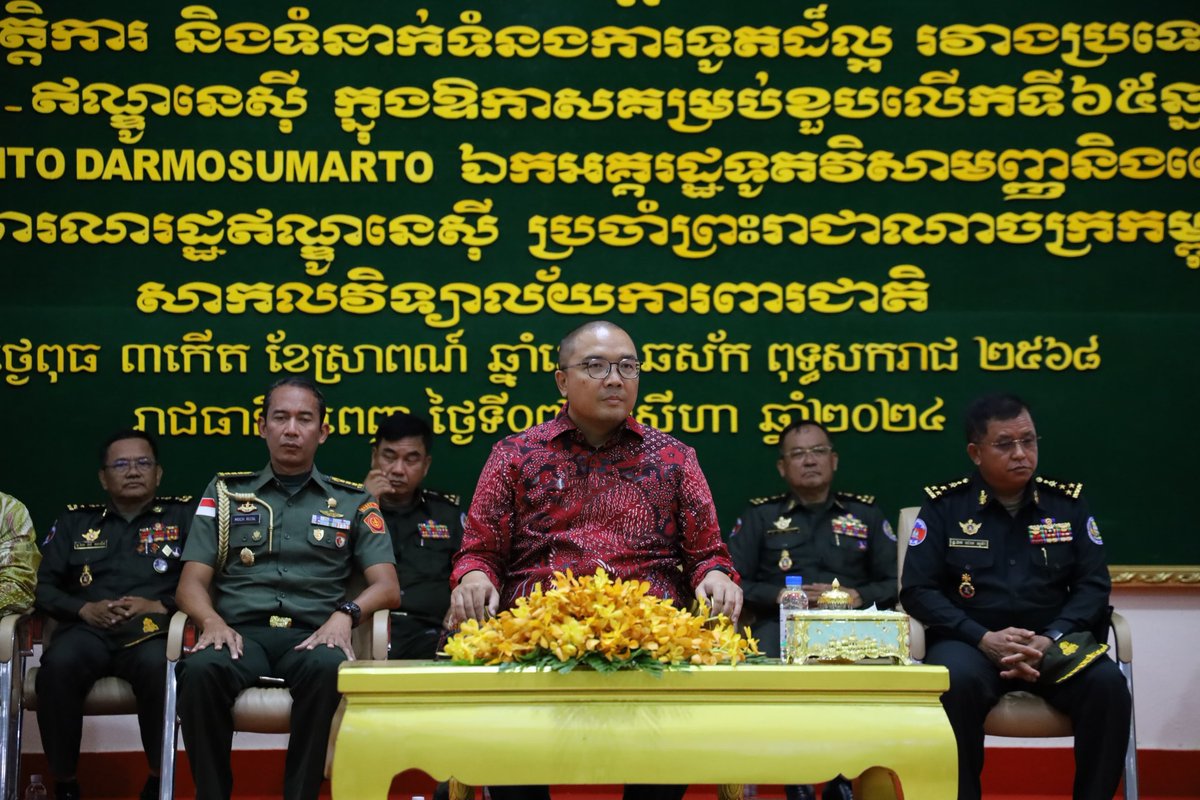 Puspen_TNI's tweet image. Kuliah Umum Dubes RI Pada Perwira RCAF Universitas Pertahanan Kamboja

Duta Besar Indonesia untuk Kamboja Dr. Santo Darmosumarto, memberikan kuliah umum di hadapan 500 perwira RCAF (Royal Cambodia Armed Forces), mahasiswa dan dosen di Universitas Pertahanan Nasional Kamboja (NDU)