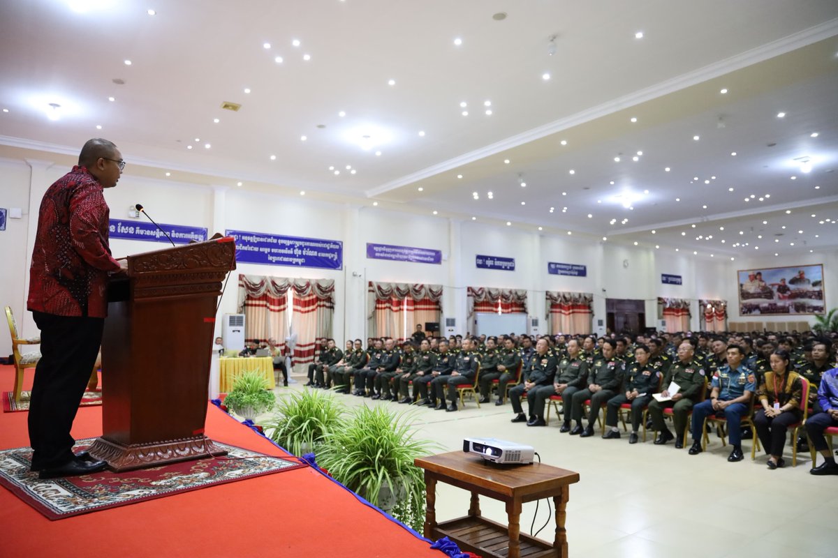 Puspen_TNI's tweet image. Kuliah Umum Dubes RI Pada Perwira RCAF Universitas Pertahanan Kamboja

Duta Besar Indonesia untuk Kamboja Dr. Santo Darmosumarto, memberikan kuliah umum di hadapan 500 perwira RCAF (Royal Cambodia Armed Forces), mahasiswa dan dosen di Universitas Pertahanan Nasional Kamboja (NDU)