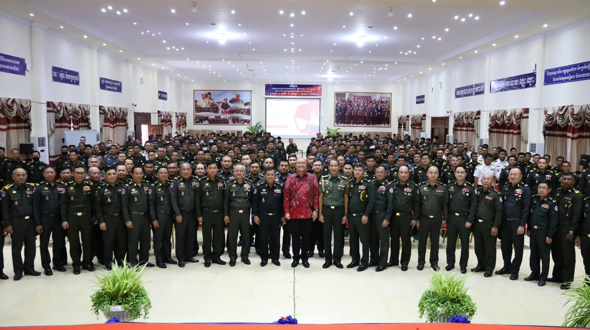 Puspen_TNI's tweet image. Kuliah Umum Dubes RI Pada Perwira RCAF Universitas Pertahanan Kamboja

Duta Besar Indonesia untuk Kamboja Dr. Santo Darmosumarto, memberikan kuliah umum di hadapan 500 perwira RCAF (Royal Cambodia Armed Forces), mahasiswa dan dosen di Universitas Pertahanan Nasional Kamboja (NDU)