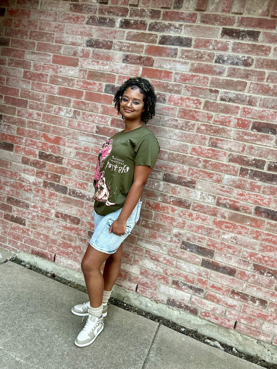 davis_lyndsie's tweet photo. Happy #CHISDday1 from the Davis family longhorns! 🤘🏼 Smooth drop offs at #CHHS and #BCMS made for a great
start to the year #sophomore #6thgrade #transitionspecialist @cedarhillisd https://t.co/LbJcP2ktBQ