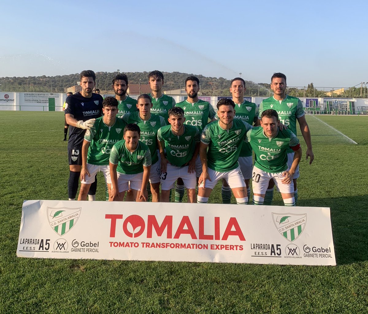 CDSantaAmalia's tweet photo. ⚽️ 2º Partido Pretemporada ⚽️

El equipo sigue sumando minutos y trabajando de cara el inicio de liga. 

Gracias al @CDQuintana2024 por su visita, suerte para la temporada y que cumplan sus objetivos. 

🔜 @cfvillanovense 14/08 

🟢 ¡Vamos Verdes! 🟢 https://t.co/h3wTQ7GsNg