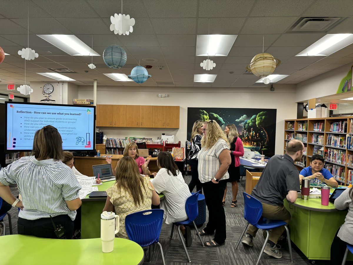 deannamicaletti's tweet photo. U-46 coaches supporting math workshop model. #🧩 https://t.co/0oyf6KlfCB