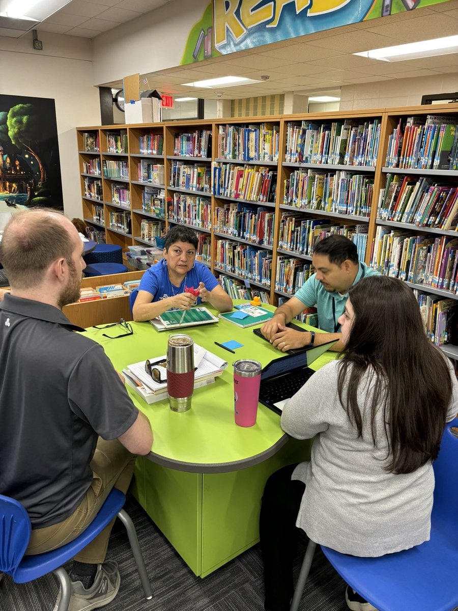 deannamicaletti's tweet photo. U-46 coaches supporting math workshop model. #🧩 https://t.co/0oyf6KlfCB