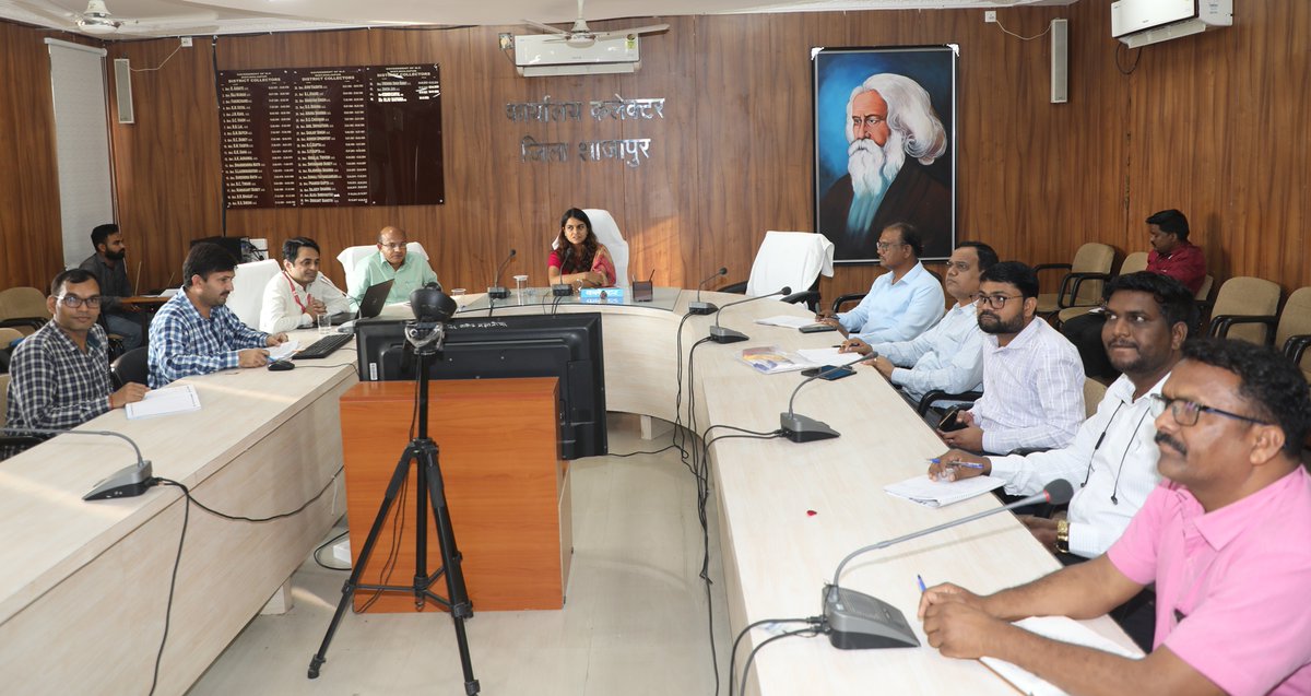 जिला स्तरीय आधार निगरानी समिति की बैठक कलेक्टर सुश्री ऋजु बाफना की अध्यक्षता में आज आयोजित की गई। 

RM : facebook.com/collectorshaja…

#CMMadhyaPradesh
#JansamparkMP
#collectorshajapur