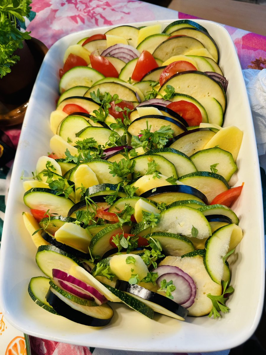 Kesän innoittamana on tullut kokkailtua aika paljon erilaisia kreikkalaistyyppisiä ruokia. Maut suorastaan räjähtävät suussa!😋Kreikkalaiset kesäkurpitsa-fetapihvit, kolokithokeftedes, valmistuivat tänään. Kyytipojaksi tsatsikia. Viime viikolla kasvisvuoka ja feta-yrttidippi.