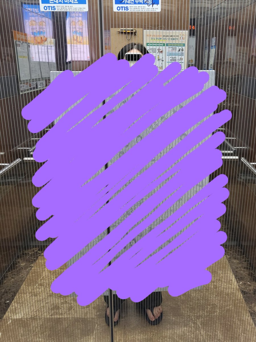 < 근황 공유 >

8월말까진 공모전에 출품할 50호를 완성할 예정.
이건 몇개월전에 찍었던 사진입니다.
현재 호피도 부분은 털 치는 작업 마무리 단계고,
그 위에 올린 용의 바림 작업 중 입니다.
5호만 그리다가 50호 그리려니 끝이 없네요 ㅋㅋㅋㅋ
여튼 묘미는 반년간 계속 작업중이었답니다 하하