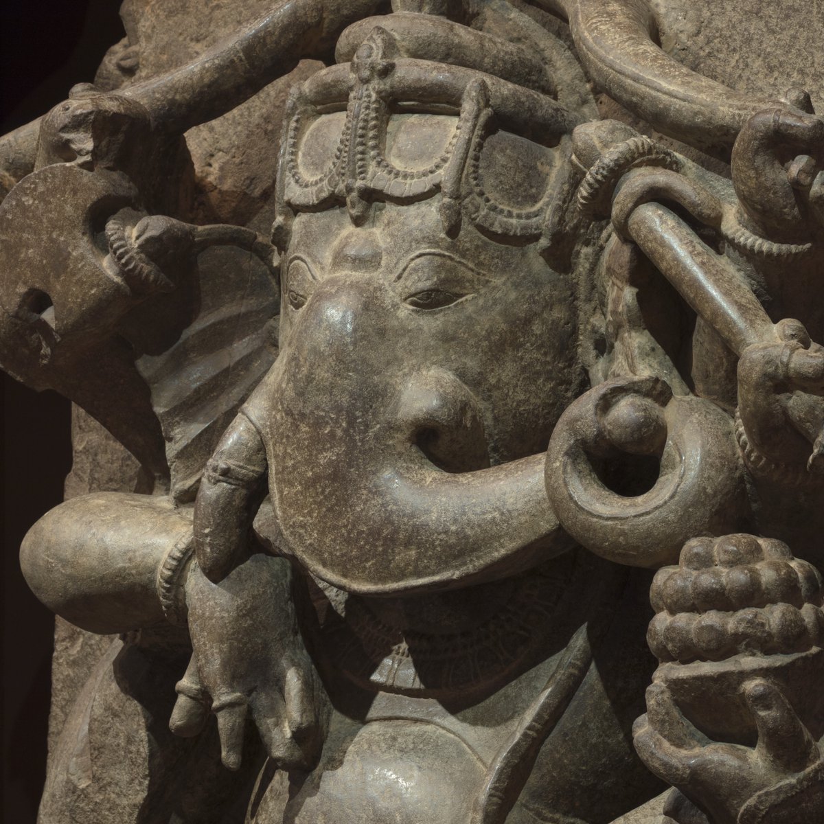 Celebrate #WorldElephantDay by visiting this sculpture depicting Ganesha in our spiral lobby!

At the start of a new endeavor, people often leave offerings for the elephant-headed god and ask him to remove obstacles. 

🏷️Installation view of C2004.14.4. Photo by Dave de Armas.