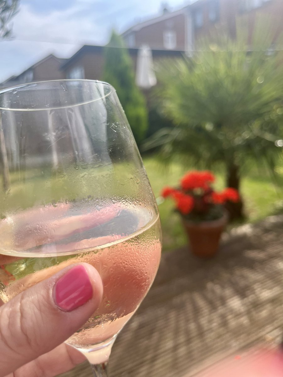 Quick drink at the Crown with my boy then back home for some relaxing in the late afternoon sunshine. #daysoff #crewlife 🧡✈️🧡