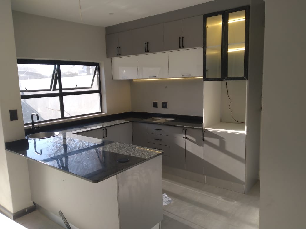 MK_TheMtungwa's tweet photo. #kitcheninstallation done and dusted at south of Johannesburg today . Another happy client is happy client is happy as we speak now. https://t.co/iH9LaYczln
