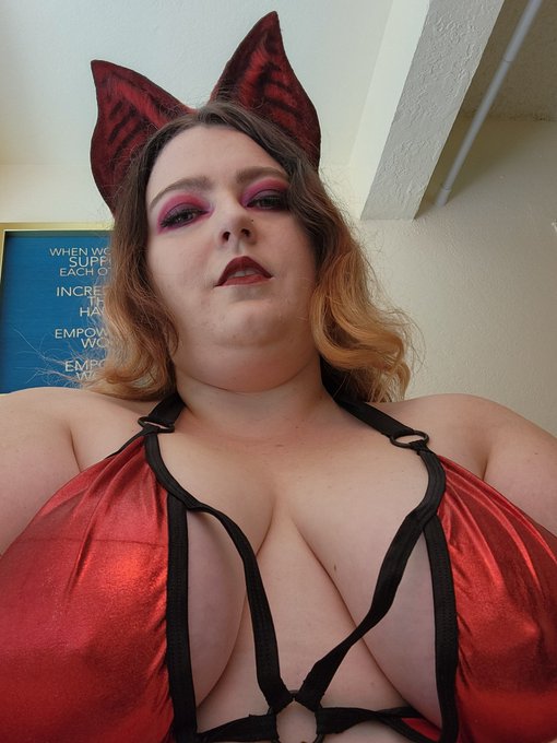 Who's gonna buy my coffee this morning? Get to sending 💸😘💸 Cashapp $curvymonstergirl  Venmo curvymonstergirl