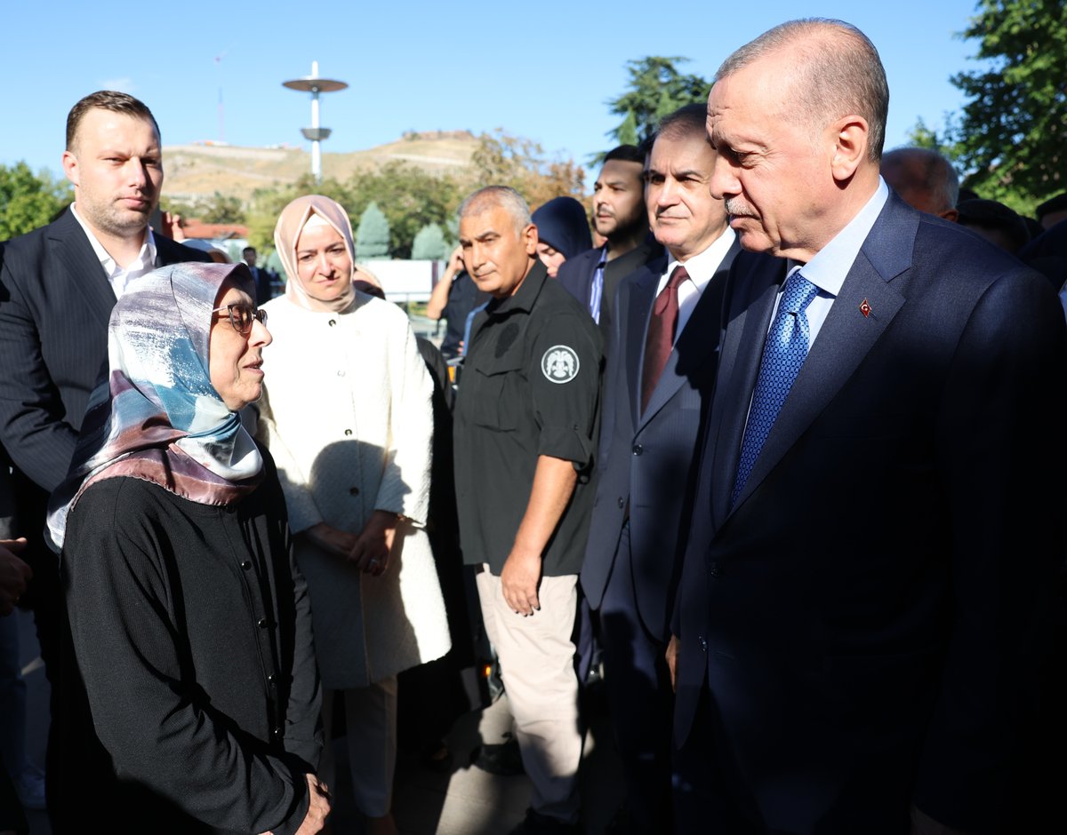 Akparti's tweet photo. Cumhurbaşkanımız Recep Tayyip Erdoğan, Türkiye Yazarlar Birliği Kurucu Başkanı Mehmet Doğan'ın cenaze törenine katıldı. https://t.co/LURHcKAudN