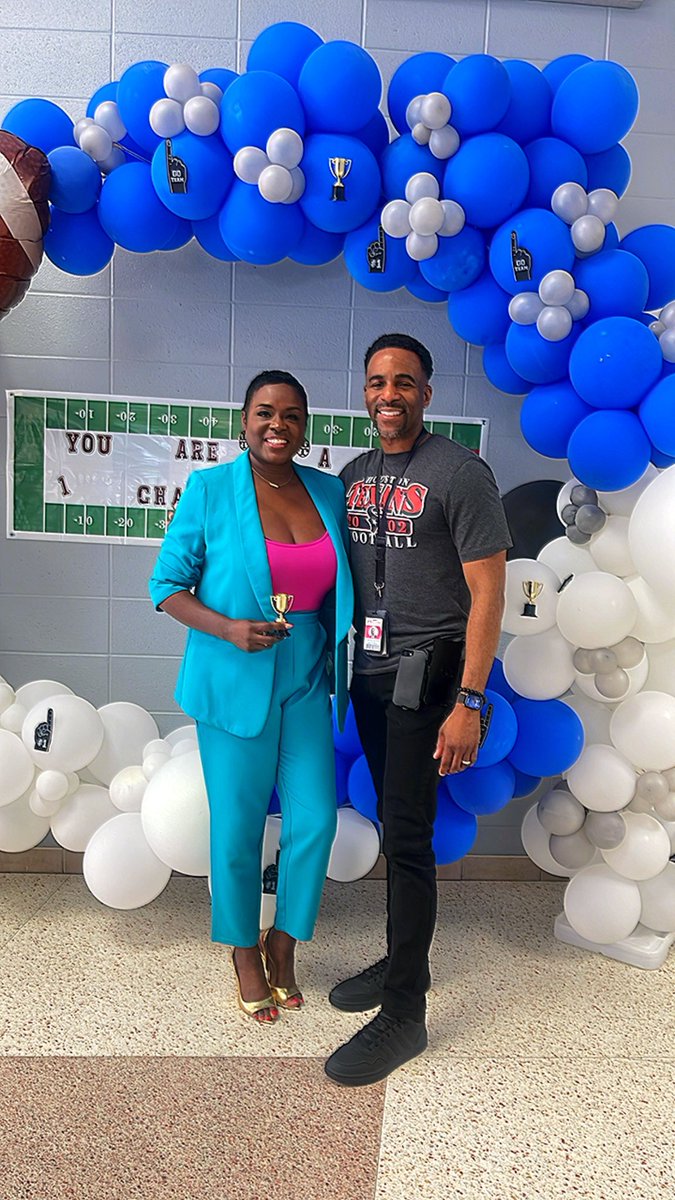 DrCrystalWatson's tweet photo. @principaldmac is the captain of the culture in Puma Kingdom and we are off to an amazing start! @PlummerMS_AISD
#teamONESECONDtonone
#elevatingessentialsofexcellence
#FOCUS🎯 https://t.co/2Rq11nQ7ED