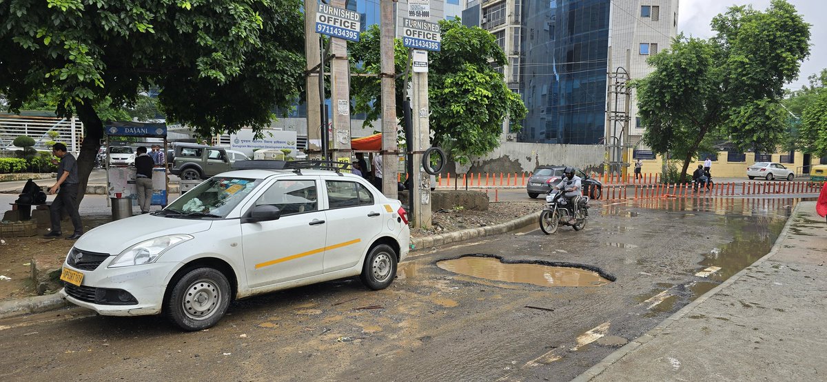 #Gurgaon
- <a href="/OfficialGMDA/">GMDA</a> ऑफिस के सामने सड़क पर एक सप्ताह से बना गड्ढा। ये ठीक नहीं हो रहा तो बाकी सड़क कहां से गड्ढा रहित हो जाएंगी। अंदाजा लगा सकते हैं। <a href="/cmohry/">CMO Haryana</a> <a href="/NayabSainiBJP/">Nayab Saini</a>